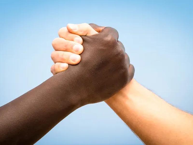 Lamentável caso de racismo e morte do vendedor nigeriano na Itália